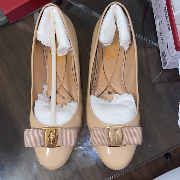 Ferragamo Varina in Nude Size 7.5 B - Picture 5 of 14